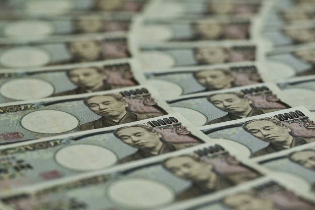 Yen slides to fresh 34-year low against dollar, stocks rally