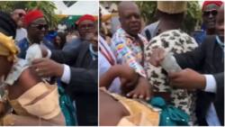 Sapa well done: Hilarious reactions as man obtains $100 note while bride was being sprayed on dancefloor