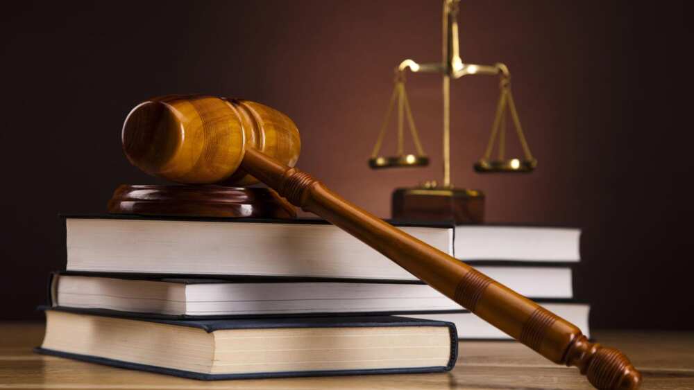 An gurfanar da Fasto a gaban kotu kan damfarar N870,000 na siyan 'man sihiri' An gurfanar da Fasto a gaban kotu kan damfarar N870,000 na siyan 'man sihiri'