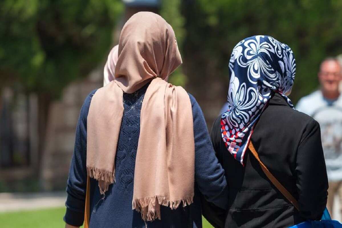 An hana wasu mata musulmai masu hijabi yin rajistan katin dan kasa