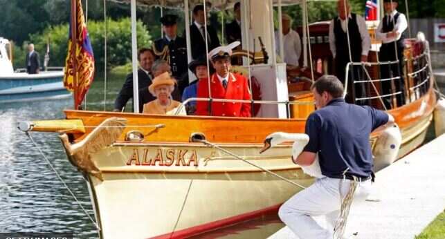 Swans and Dolphins/Queen Elizabeth II/London