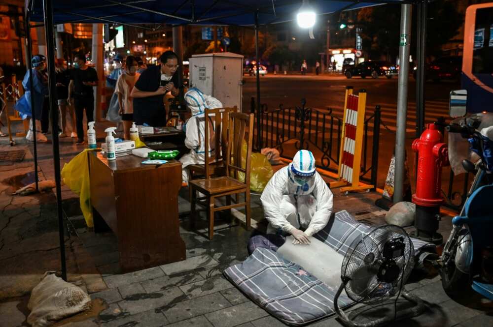 Health workers in Shanghai have been sitting or lying on blocks of ice to cool down as they carried out a mass testing drive Health workers in Shanghai have been sitting or lying on blocks of ice to cool down as they carried out a mass testing drive