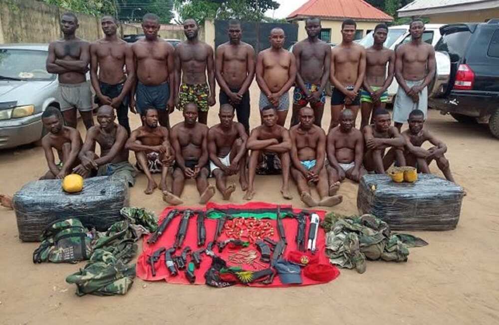 An Kama Wanda Ake Zargi Da Ɗaukan Nauyin Ƴan IPOB/ESN, Da Wasu Mutum 25 a Otel An Kama Wanda Ake Zargi Da Ɗaukan Nauyin Ƴan IPOB/ESN, Da Wasu Mutum 25 a Otel