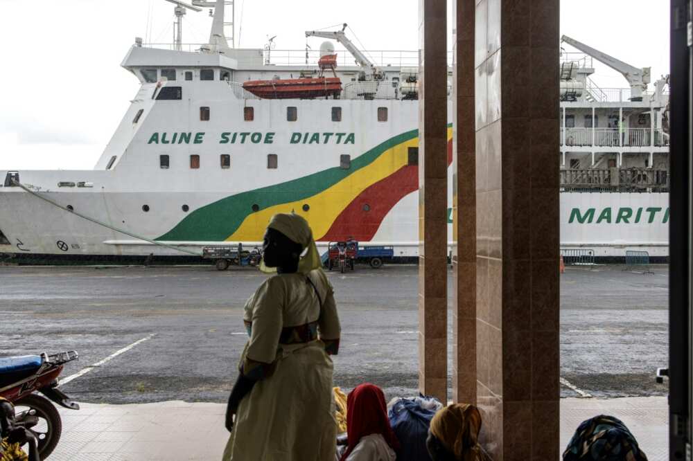 Parmi les honneurs qui lui sont décernés figure le nom du bac entre Dakar et sa région natale la Casamance