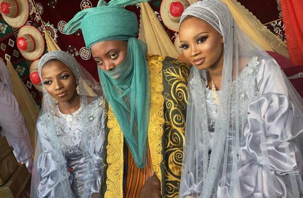 Autan sarkin Kano tare da matansa biyu Autan sarkin Kano tare da matansa biyu