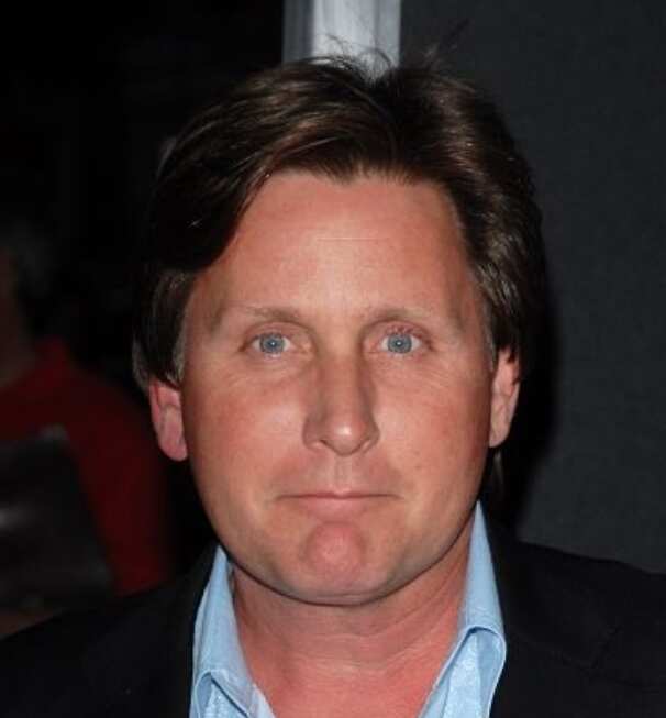 indsprøjte Hula hop hvor ofte Emilio Estevez bio: age, birthday, father, children, net worth - Legit.ng