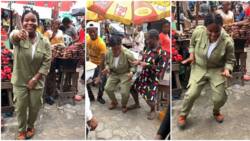 Cute lady in NYSC uniform jumps on Buga challenge inside market, traders, smoked fish seller join in video