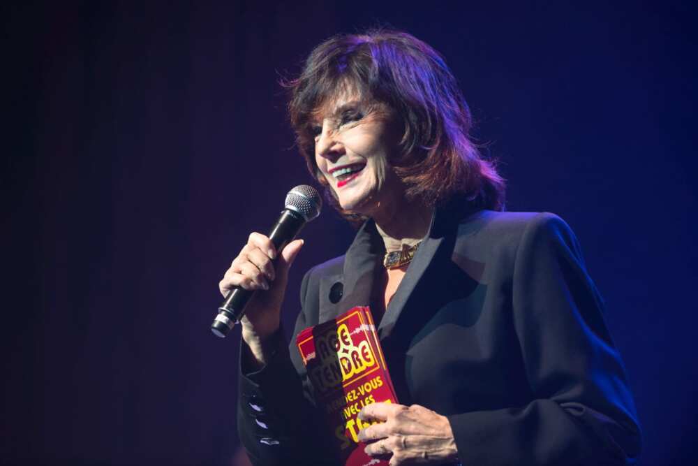 Denise Fabre, la speakerine. Denise Fabre, la speakerine.