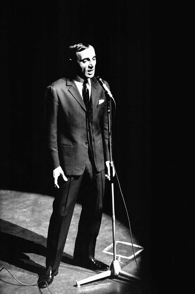 Le chanteur français Charles Aznavour à l'Olympia le 21 janvier 1965.