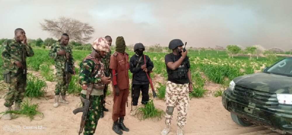 Zamfara da Sokoto: Sojoji sun ceto mutum 5 tare da ragargaza wasu 'yan bindiga Zamfara da Sokoto: Sojoji sun ceto mutum 5 tare da ragargaza wasu 'yan bindiga