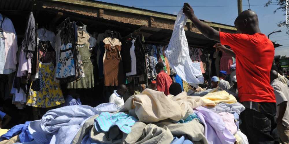 A photo of a thrift market.