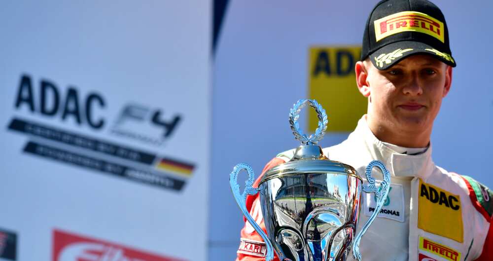 Mick Schumacher: La vie du fils du légendaire Michael Schumacher Mick Schumacher: La vie du fils du légendaire Michael Schumacher