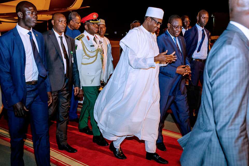 Da duminsa: Buhari ya isa kasar Senegal (Hotuna) Da duminsa: Buhari ya isa kasar Senegal (Hotuna)