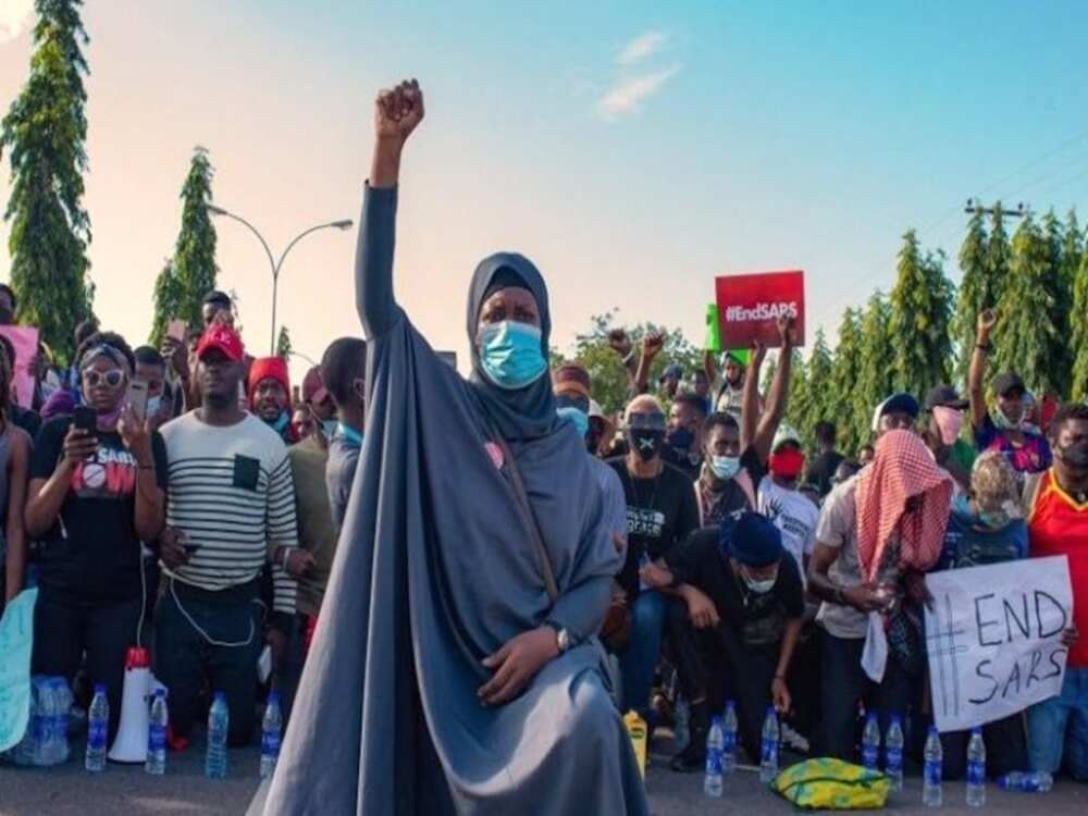Hotunan gunkin Aisha Yesufu da wani dalibi ya gina sun jawo cece-kuce Hotunan gunkin Aisha Yesufu da wani dalibi ya gina sun jawo cece-kuce