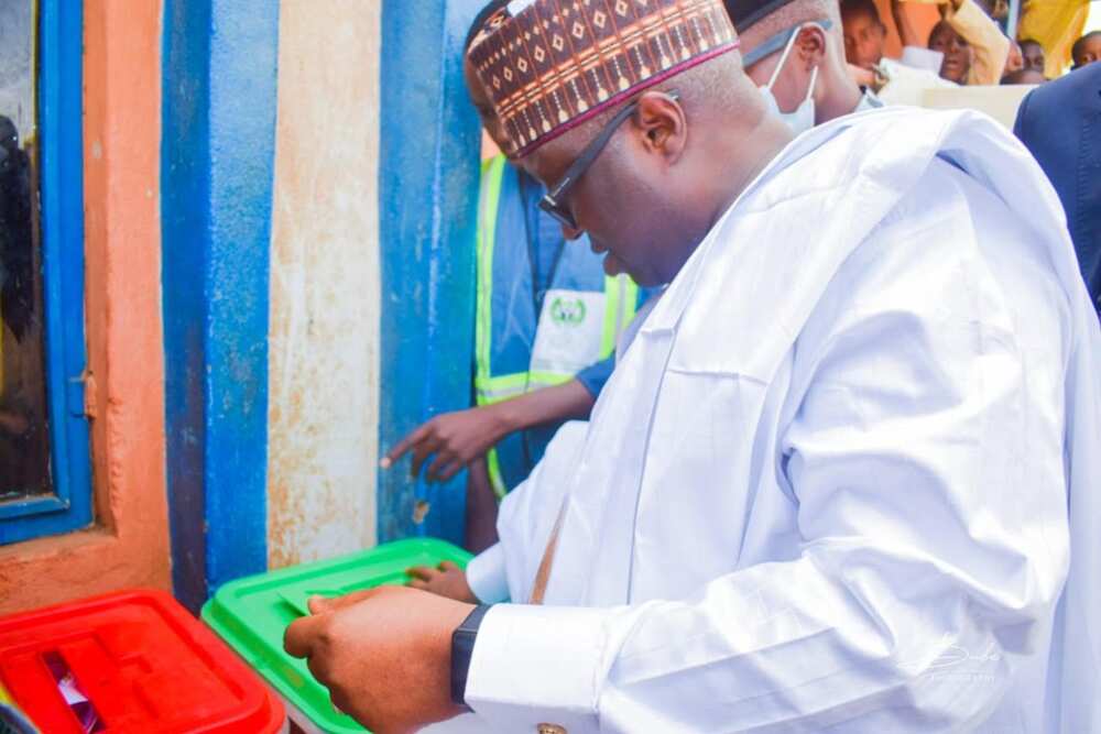 Dan takarar gwamnan PDP a Sokoto yana kada kuri'arsa Dan takarar gwamnan PDP a Sokoto yana kada kuri'arsa