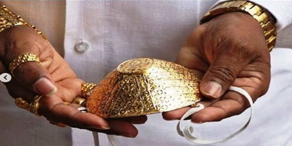 Covid-19: Wani mutum ya siya takunkumin fuska ta gwal kan kudi N1.5m (Hoto) Covid-19: Wani mutum ya siya takunkumin fuska ta gwal kan kudi N1.5m (Hoto)
