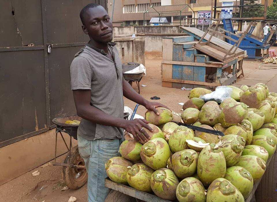 Conozca a Abubakar, el estudiante universitario de 27 años de edad que vende coco para ganarse la vida ". = "Conoce a Abubakar, un estudiante universitario de 27 años que vende coco para ganarse la vida" /><p class=