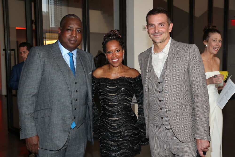 Kemp Powers, Regina King et Bradley Cooper assistent à Bring On The Light: The 2021 Moth Ball en l'honneur de Regina King et Kemp Powers aux Spring Studios le 22 juin 2021 à New York. (Photo de Bennett Raglin/Getty Images pour The Moth)