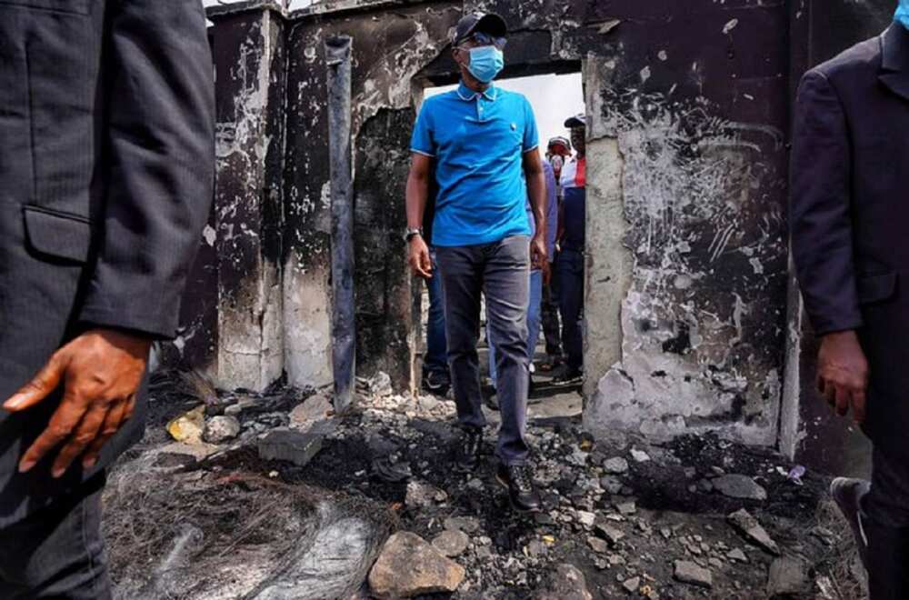 Sanwo-Olu ya sassauta dokar hana fita, ya ce ba taba tafka asara irin wannan a tarihin Legas ba Sanwo-Olu ya sassauta dokar hana fita, ya ce ba taba tafka asara irin wannan a tarihin Legas ba