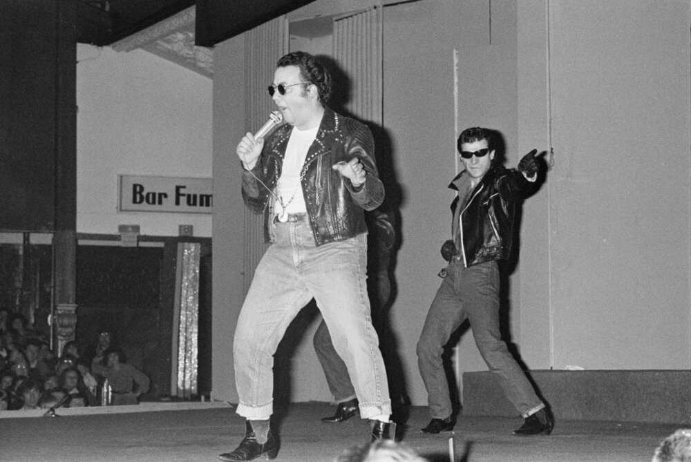Coluche lors d'un spectacle avec des blagues d'humour noir Coluche lors d'un spectacle avec des blagues d'humour noir