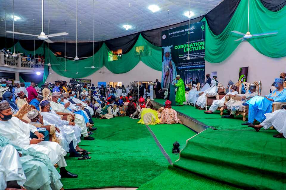 Gwamna Ganduje ya gabatar da sandan girma ga sarkin Bichi, Nasiru Ado-Bayero Gwamna Ganduje ya gabatar da sandan girma ga sarkin Bichi, Nasiru Ado-Bayero