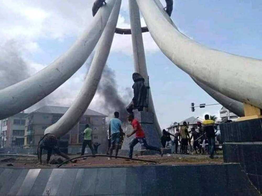 Shi ya jefa mu cikin halin da muka shiga: Masu zanga zanga sun rushe mutum mutumin Zik Shi ya jefa mu cikin halin da muka shiga: Masu zanga zanga sun rushe mutum mutumin Zik