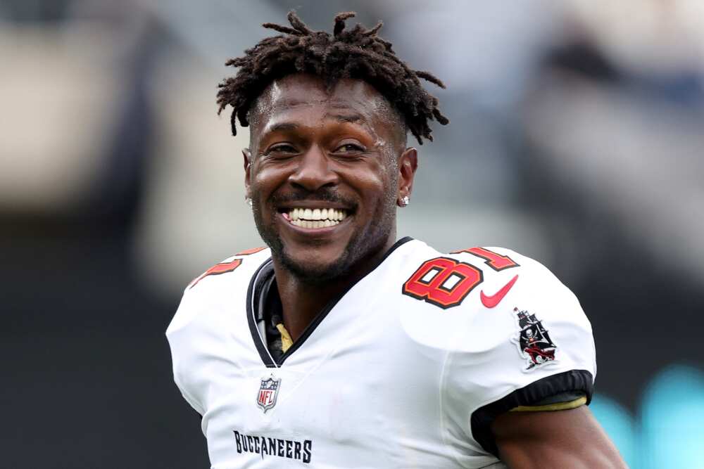 Who is Antonio Brown dating?