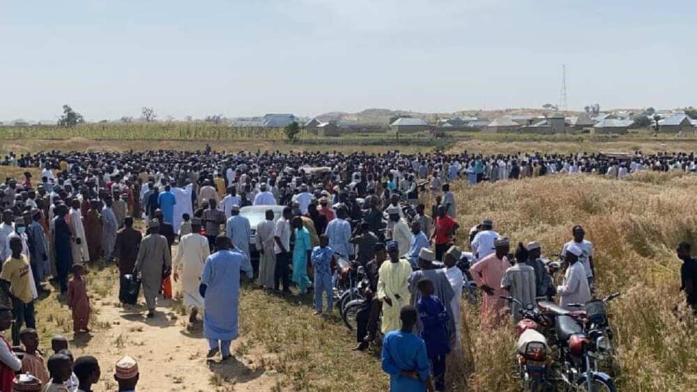 Babban mai mukami a Zamfara ya fadi ya mutu a wurin bikin diyar Sanata Yarima (Hotuna) Babban mai mukami a Zamfara ya fadi ya mutu a wurin bikin diyar Sanata Yarima (Hotuna)