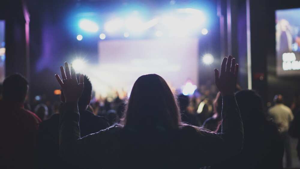difference between praise and worship difference between praise and worship