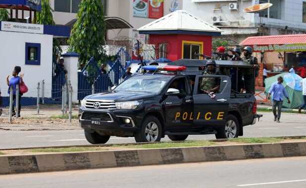 Armed robbers storm Abuja, kill innocent man, injure police sergeant