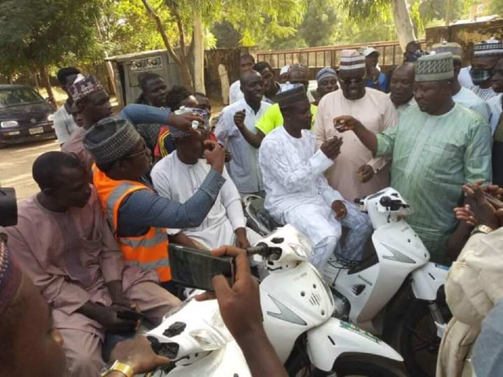 Hadimin Ganduje ya rabawa matasa jaki da sauran kayayyaki don tallafa musu