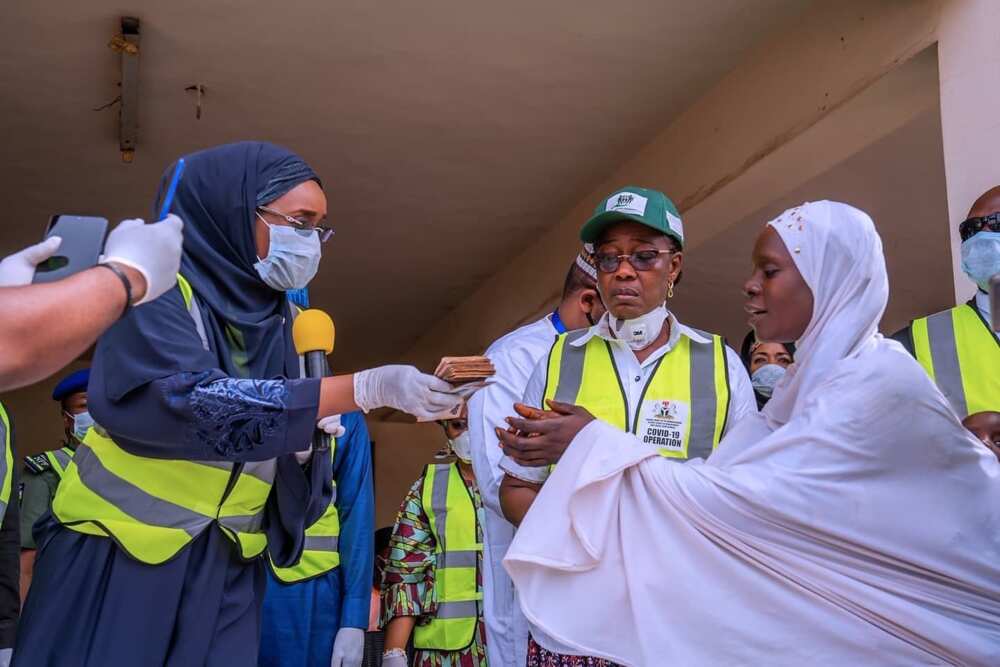 Ba a bamu komai ba - mazauna Abuja sun fasa kwai a kan ba su tallafi saboda annobar covid-19