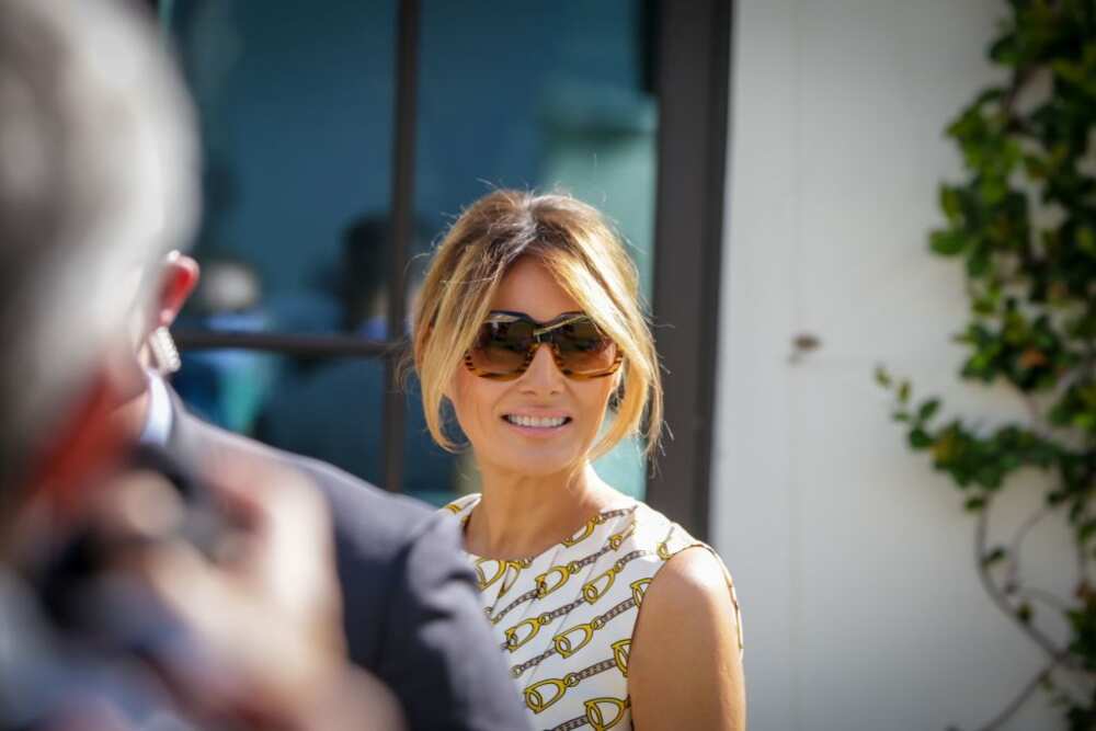 La Première Dame Melania Trump et le président Donald Trump marchent sur la pelouse sud de la Maison Blanche le 27 octobre 2020 à Washington, DC. (Photo de Tasos Katopodis/Getty Images)