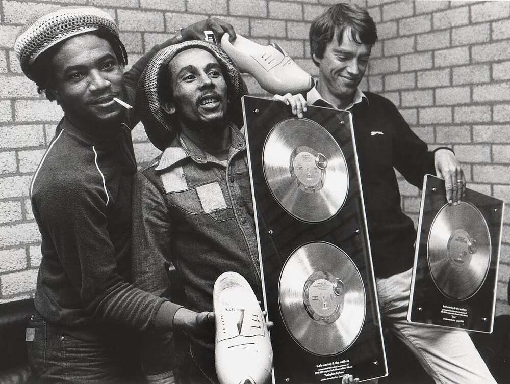 Bob MARLEY, posant dans la loge avec Anton Witkamp de Warner Music (à droite) recevant un prix pour Babylon By Bus (Photo de Rob Verhorst/Redferns) Bob MARLEY, posant dans la loge avec Anton Witkamp de Warner Music (à droite) recevant un prix pour Babylon By Bus (Photo de Rob Verhorst/Redferns)