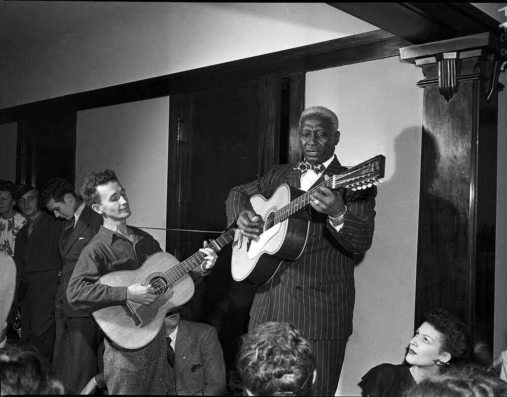 Leadbelly performe avec Woody Guthrie. Leadbelly performe avec Woody Guthrie.
