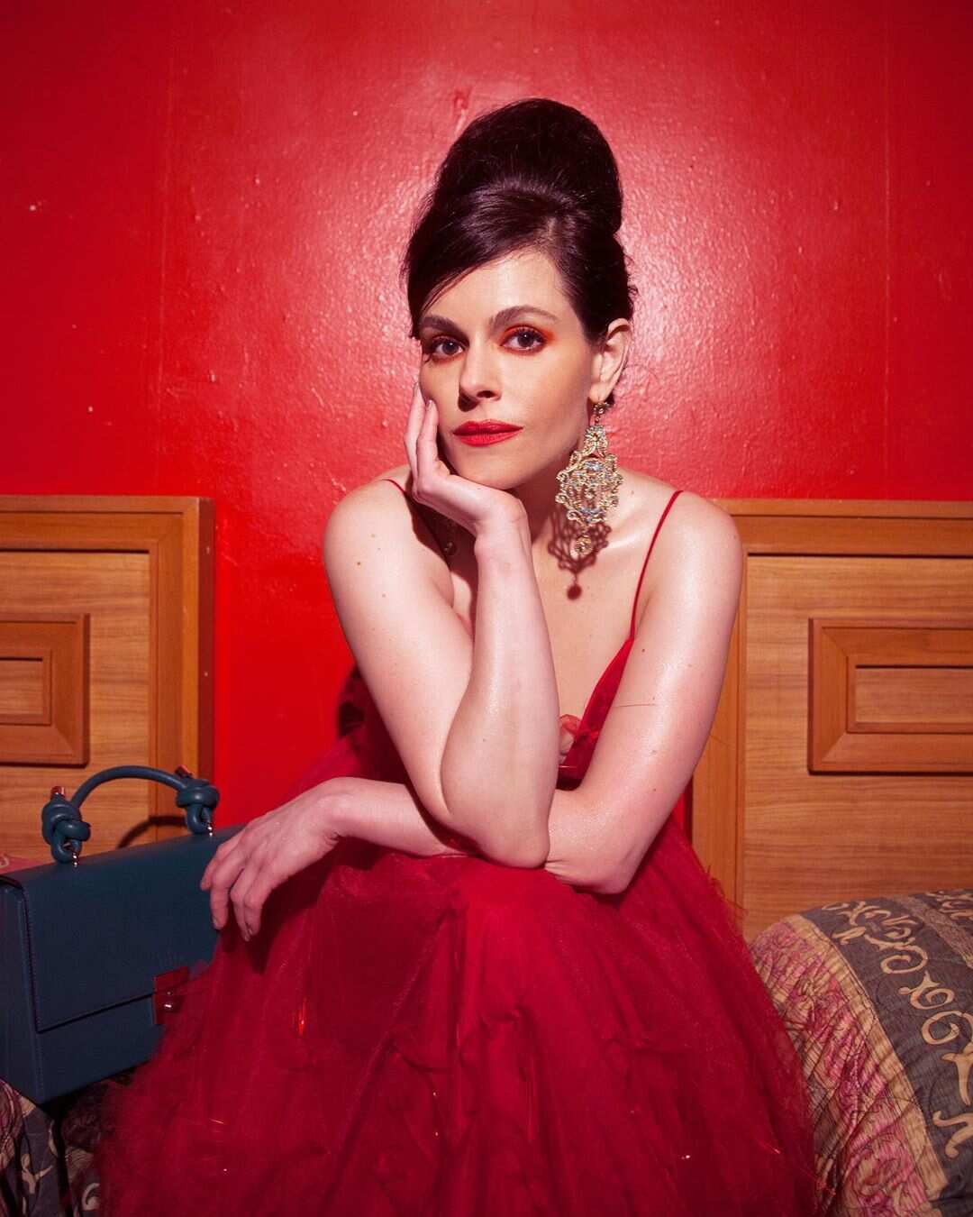 Next photo of Emily Hampshire