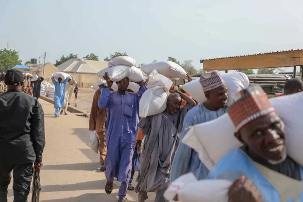 Zulum ya kai wa yan gudun hijira 80,000 tallafi a Monguno (Hotuna) Zulum ya kai wa yan gudun hijira 80,000 tallafi a Monguno (Hotuna)