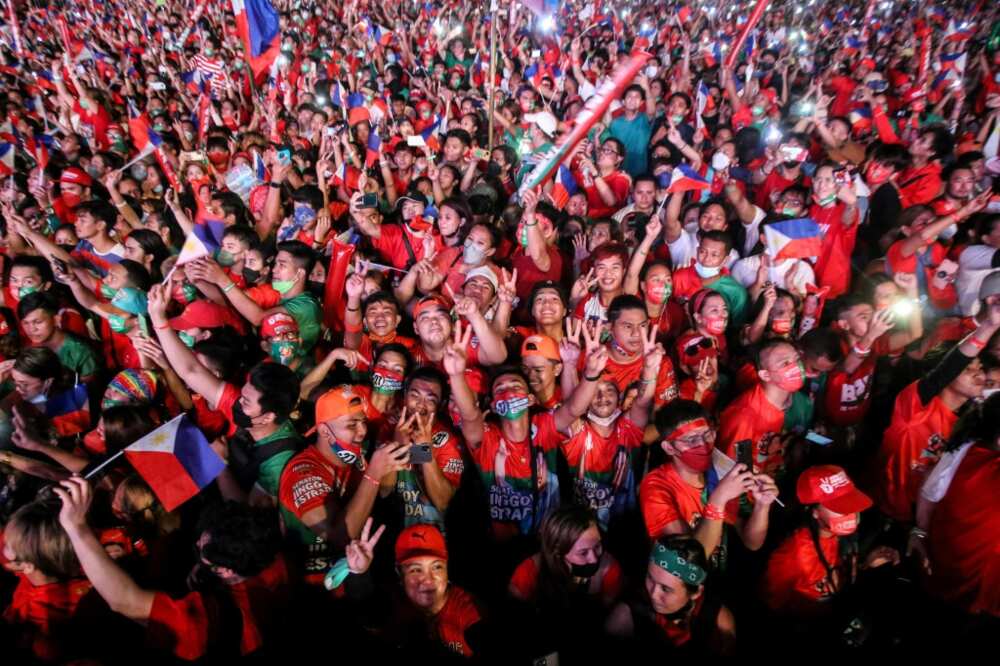 Filipinos -- like these supporters of Ferdinand Marcos Jr, known as "Bongbong" -- will be led by a political clan's scion whose backers ignored or were misled about the corruption and rights abuses of his father's 20-year rule Filipinos -- like these supporters of Ferdinand Marcos Jr, known as "Bongbong" -- will be led by a political clan's scion whose backers ignored or were misled about the corruption and rights abuses of his father's 20-year rule