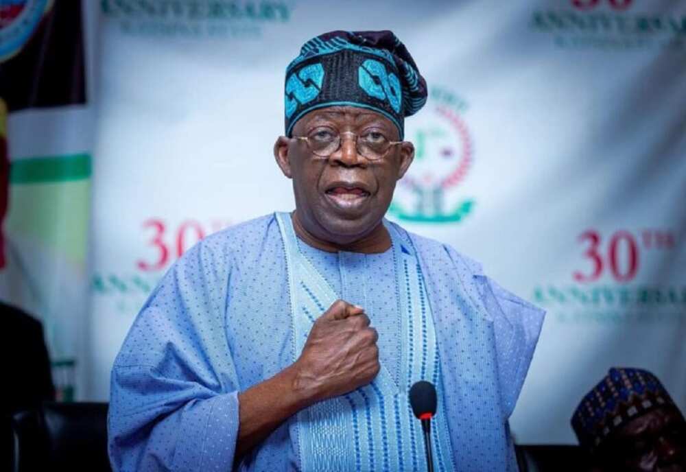 Asiwaju Bola Tinubu tsaye da hannunsa a kirji