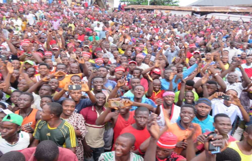 Sanata Rabiu Kwankwaso ya yi wa Jam’iyyar PDP da Eyitayo Jegede kamfe a Ore Sanata Rabiu Kwankwaso ya yi wa Jam’iyyar PDP da Eyitayo Jegede kamfe a Ore