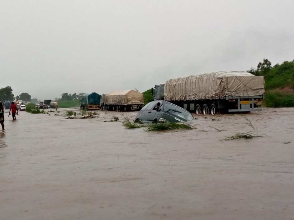 Sanata ya makale a cikowa a hanyar Abuja saboda ambaliyar ruwan sama Sanata ya makale a cikowa a hanyar Abuja saboda ambaliyar ruwan sama