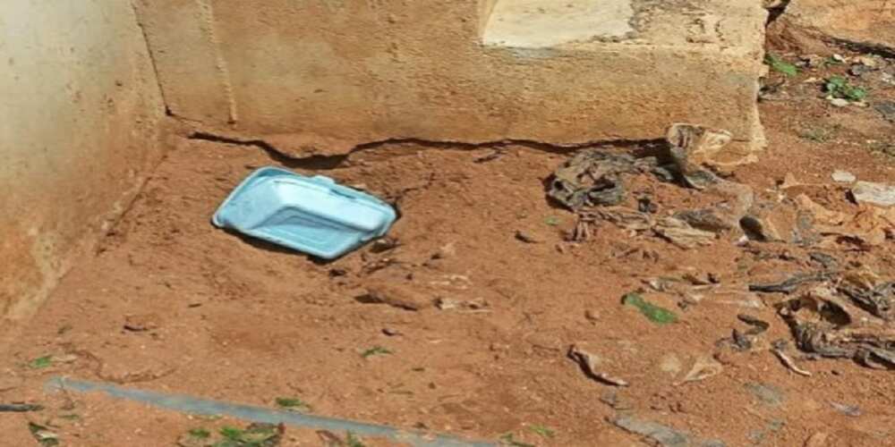 Jami'an tsaro sun damke mata biyu da suka birne jaririya da ranta a Kaduna Jami'an tsaro sun damke mata biyu da suka birne jaririya da ranta a Kaduna