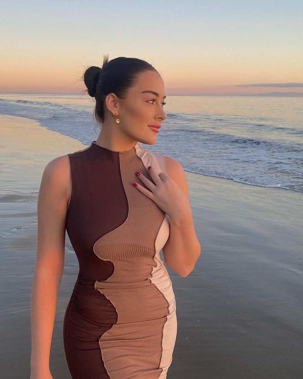 Brooke Schofield’s biography age, parents, why is she famous? Leg