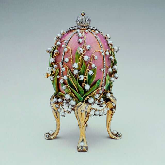 It is surrounded by pearls and very lovely lilies. Photo source: Faberge