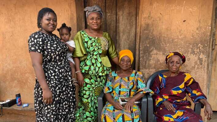 A 5 generations photo of a Nigerian family.