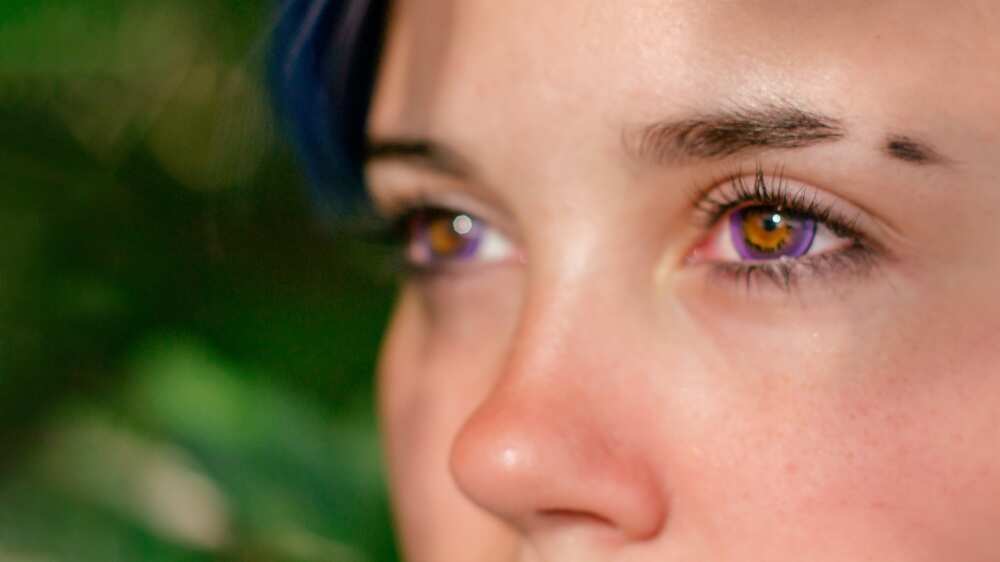 femme avec des lentilles violettes
