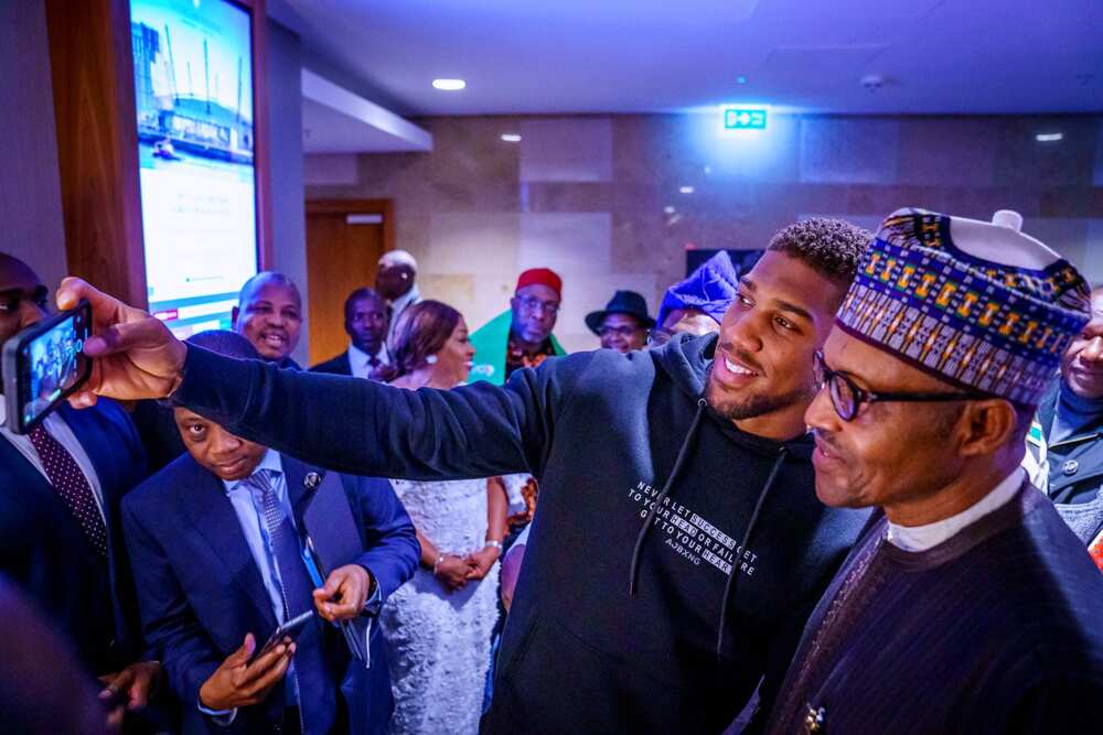 Zakaran dan damben duniya, Anthony Joshua, ya gabatarwa Buhari lambobin yabonsa (Hotuna)