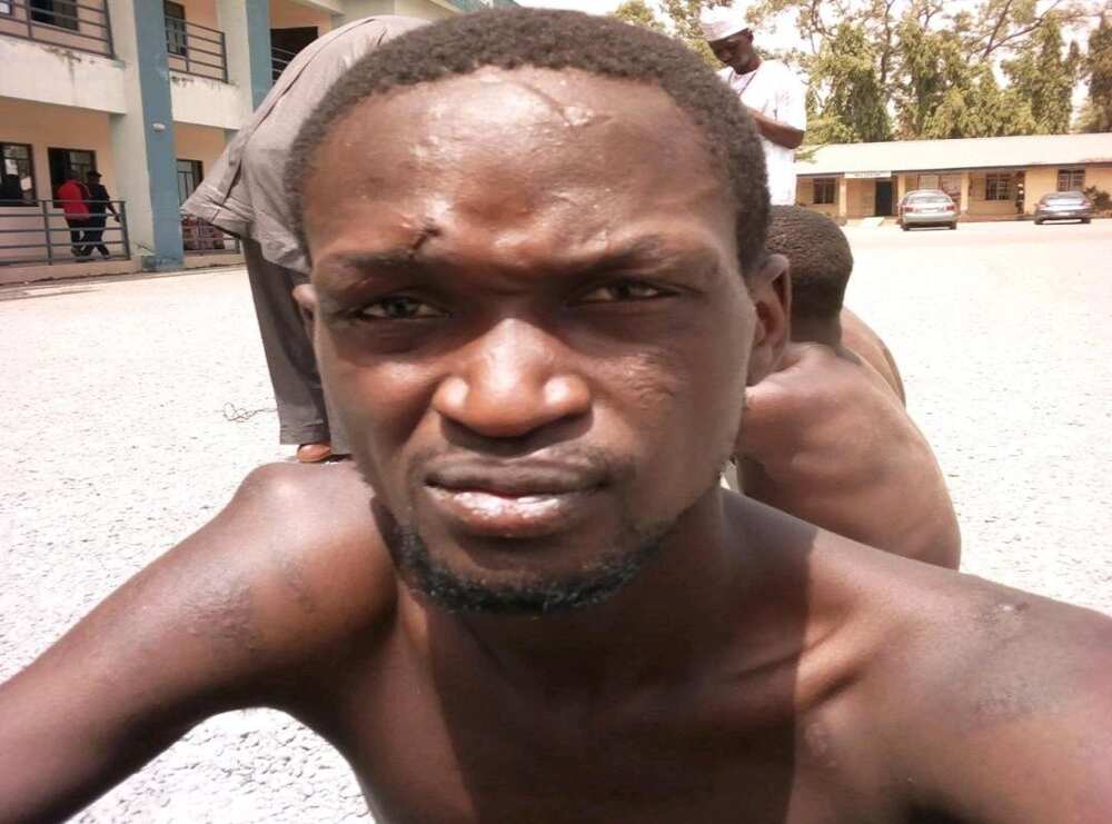 Yan sanda sun kama dan shekara 26 wanda yayi yunkurin kashe Mahaifiyarsa Yan sanda sun kama dan shekara 26 wanda yayi yunkurin kashe Mahaifiyarsa