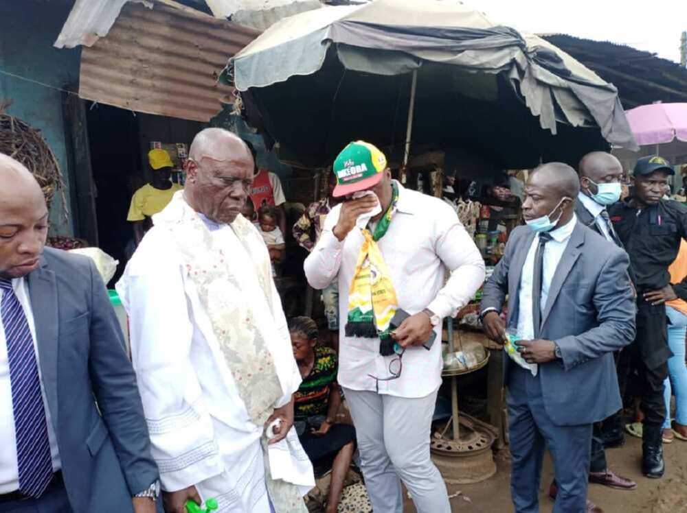 Dan takarar gwamna ya sharɓi kuka yayin yaƙin neman zaɓe a Anambra