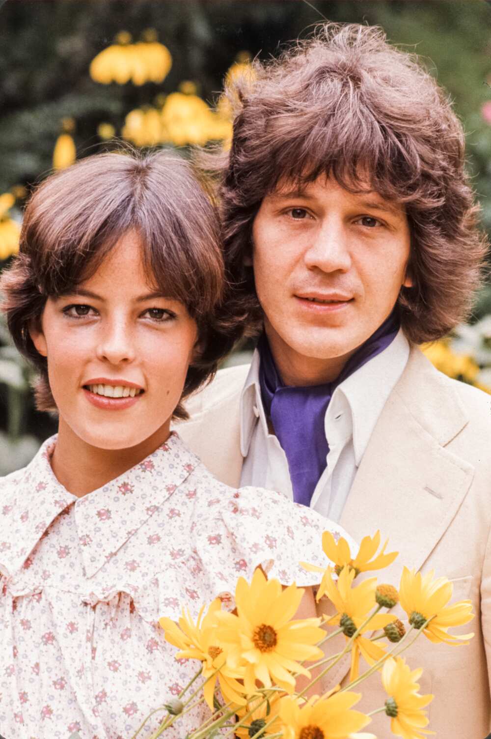 Gérard Lenorman et sa femme Caroline dans leur maison en Normandie dans les années 80. (Photo de Patrice PICOT/Gamma-Rapho via Getty Images)